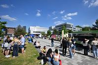 On 14 May 2022, Hochschule Düsseldorf – University of Applied Sciences (HSD) could finally celebrate its 50th anniversary – and the response exceeded everything all organisers had hoped for: Several thousand people came to celebrate during the day and well into the night, creating a unique atmosphere on campus and enjoying wonderful weather.
